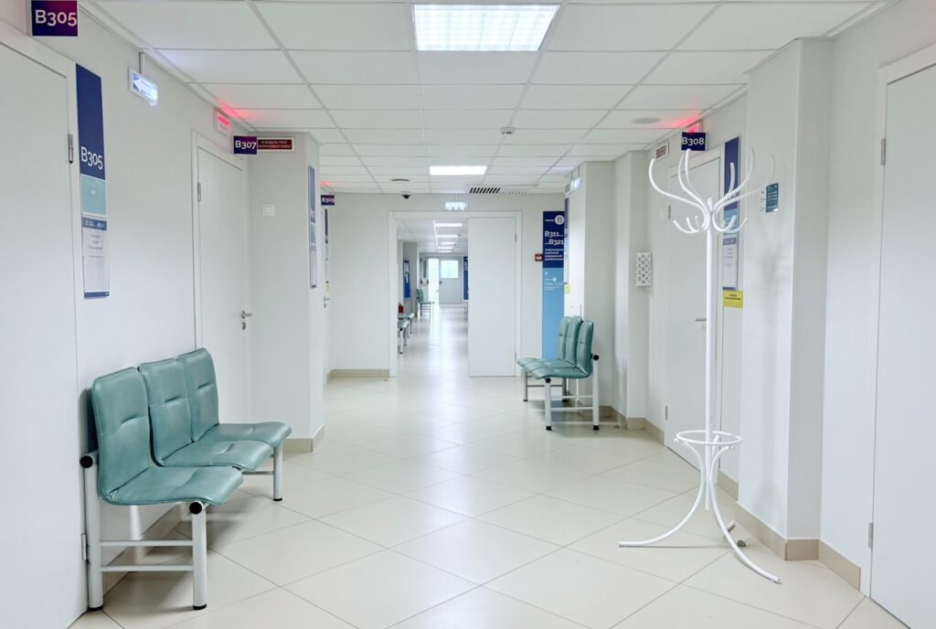 Hành lang bệnh viện với ghế chờ dọc lối đi