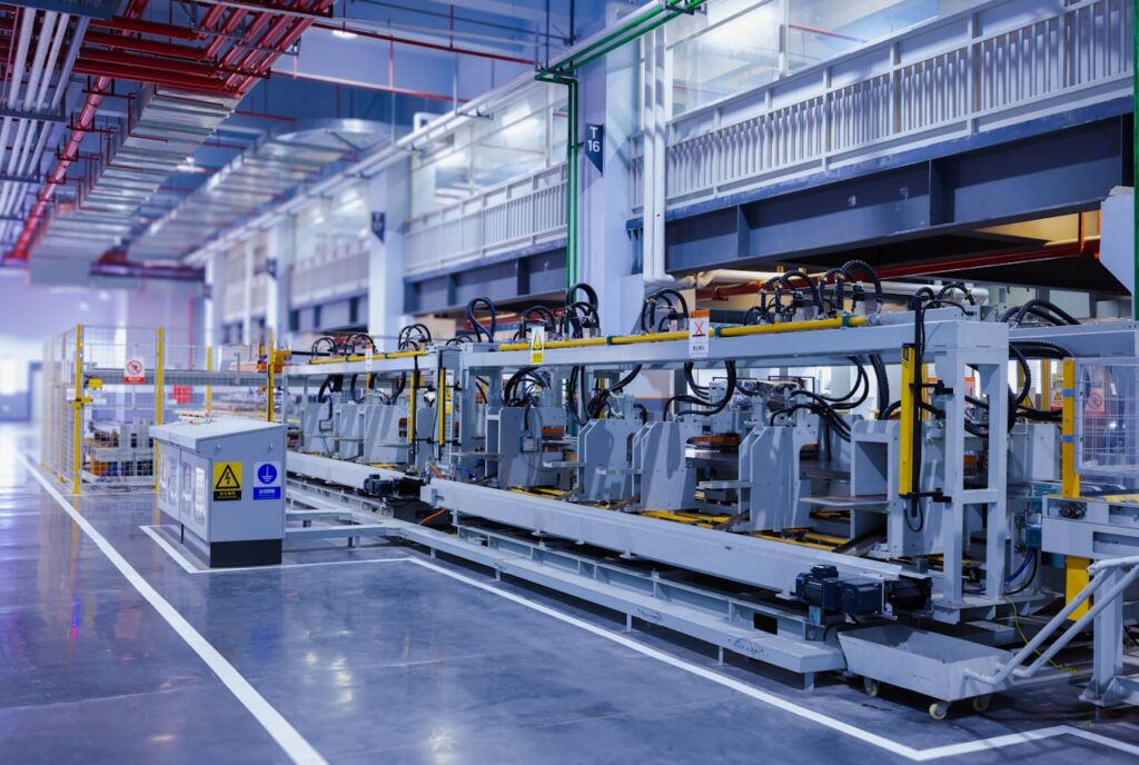 Nhà xưởng sản xuất với dây chuyền thiết bị tự động hóa