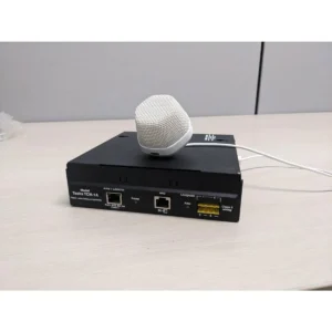 Micro Biamp Parlé TCM-1A và hộp kết nối Tesira TCM-1A đặt trên bàn