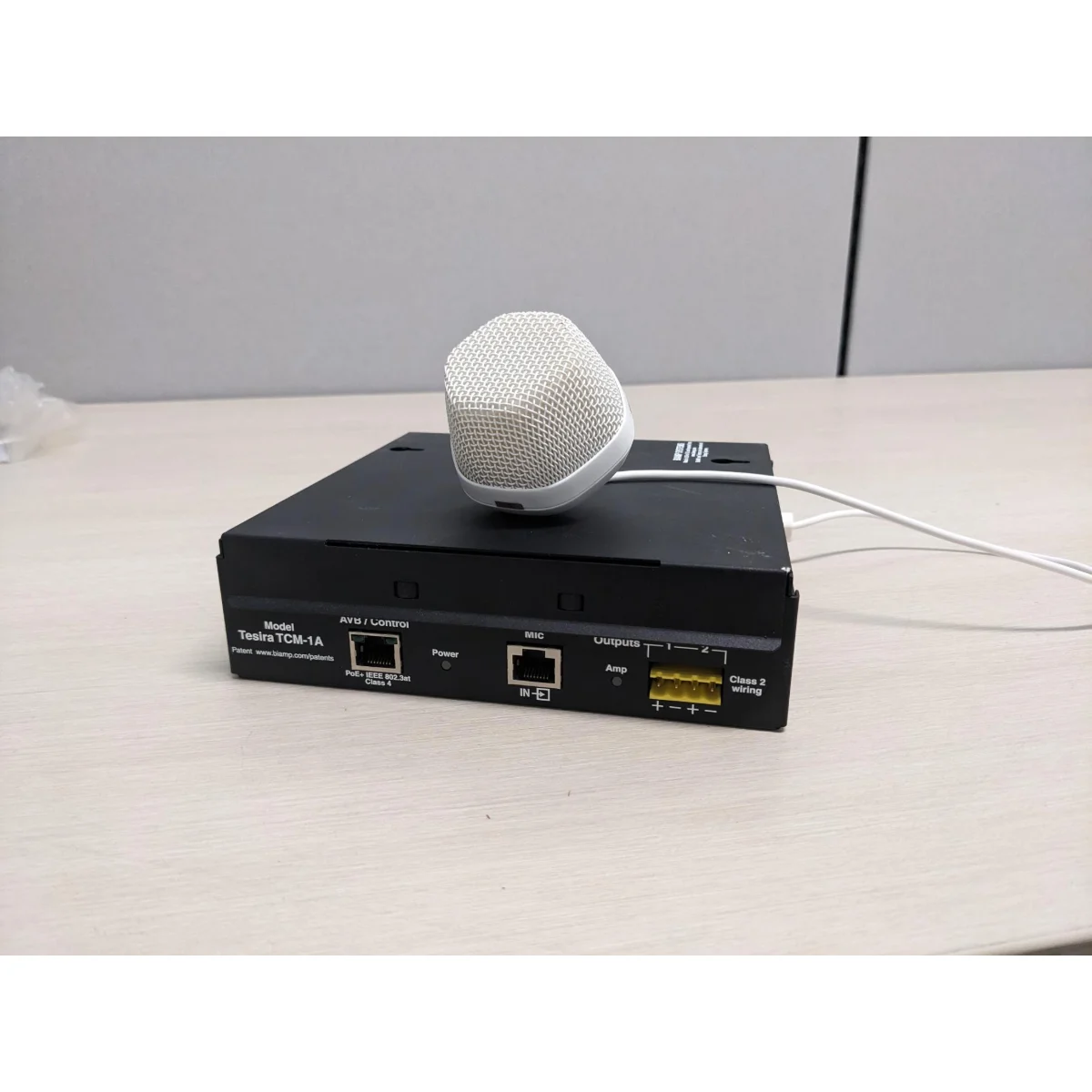 Micro Biamp Parlé TCM-1A và hộp kết nối Tesira TCM-1A đặt trên bàn