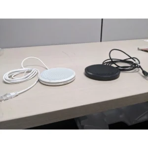 Micro để bàn Biamp Parlé TTM-XEX màu trắng và đen đặt trên bàn, kèm cáp kết nối