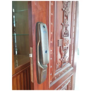 Khóa cửa thông minh DEMAX SL898 — ảnh lắp thực tế trên cửa